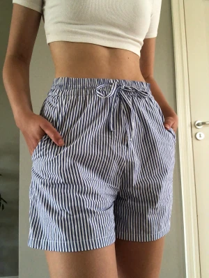 Randiga shorts - Helt nyköpta shorts från H&M Klassiska randiga short utan fläckar eller skador på något sätt,luftigt material perfekt för sommaren och de har stora bra fickor! Säljer dem för att jag redan har ett par liknande men tog bort prislappen lite för tidigt😊 