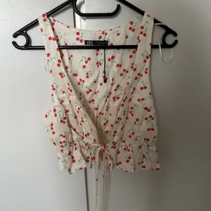 Topp från zara - Topp från zara med körsbär på. Storlek S. Bara provad!