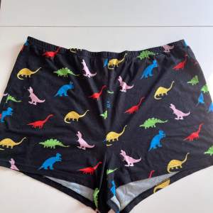 Svarta pyjamas shorts med färgglada dinosaurier på, från shein!
