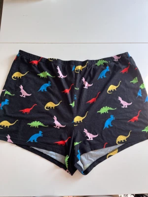 Pyjamas shorts - Svarta pyjamas shorts med färgglada dinosaurier på, från shein!