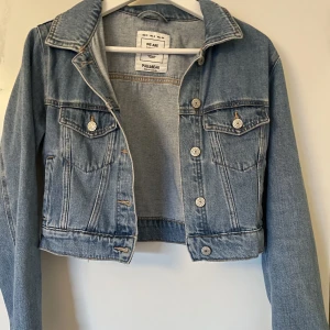 Jeansjacka! - Jeansjacka från pull and bear i fint skick🥰