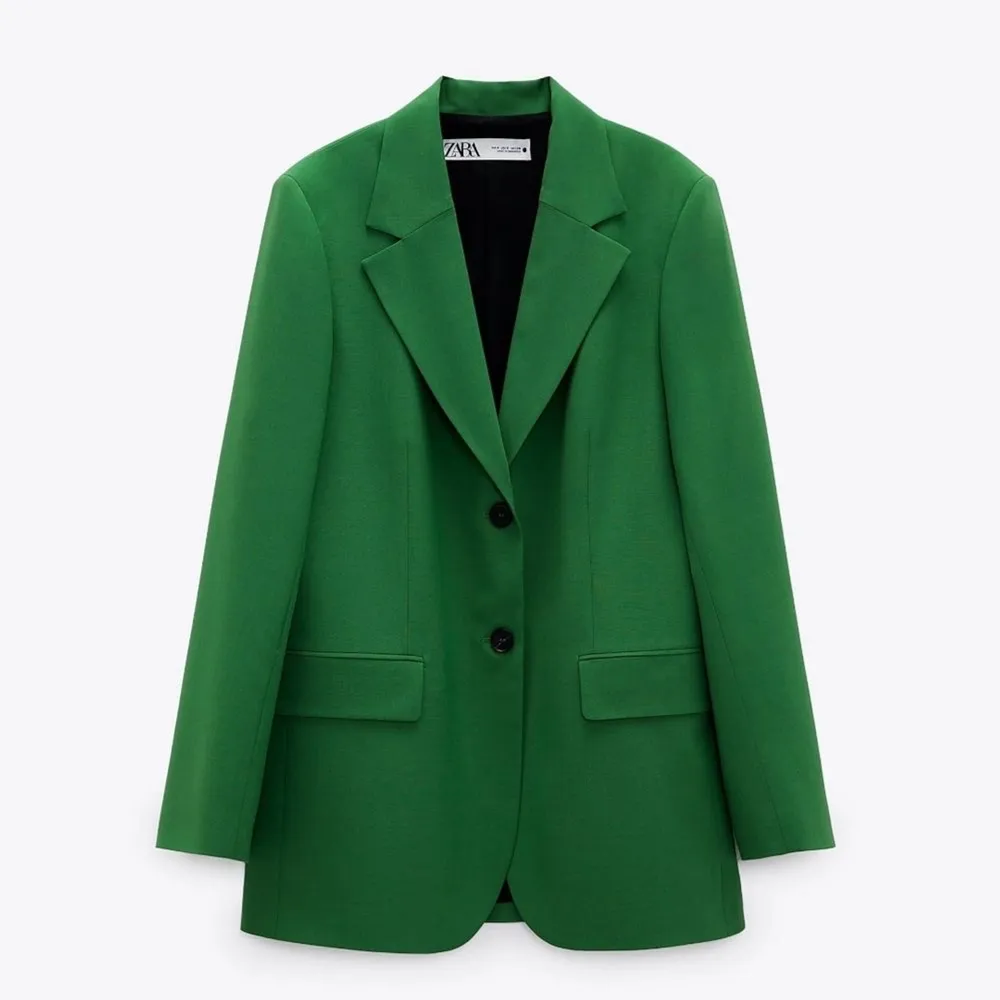 Grön blazer från Zara i storlek xs. Använd vid ett tillfälle, nypris 999kr. Lånade bilder. Jackor.