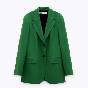 Grön blazer från Zara i storlek xs. Använd vid ett tillfälle, nypris 999kr. Lånade bilder