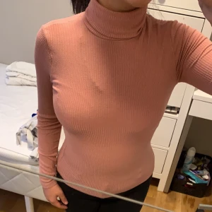 Rosa polo tröja - Sjukt bekväm att ha på sig under en kall men ändå varm dag. Ganska luftig/tunn av sig. Sjukt bekväm. Passar även som M