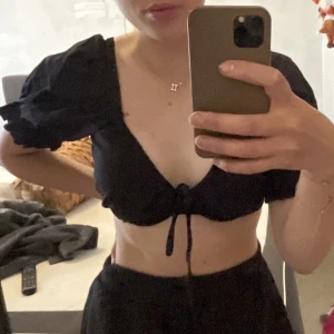 Oanvänd festtopp - Svart söt topp från NLY trend, storlek s, endast testad,Frakt tillkommer 🙌 Paketpris är möjligt. Kolla in andra kläder i profilen så fixar vi en super deal 🥰