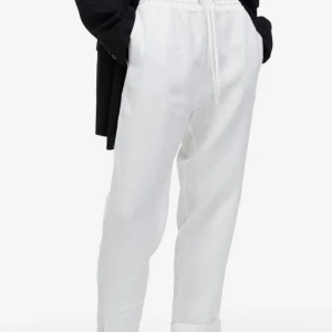 Linnebyxor - Säljer dessa snygga linnebyxor då de inte längre kommer till användning. Byxorna är i bra skick men använda. Vill gärna få sålt så fort som möjligt därav kan pris diskuteras💓🙌🏻