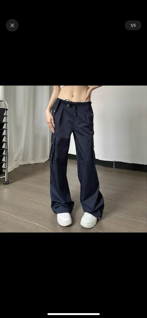 Parachute cargo lågmidjad  - Mörkblå och skön matrial, luftig och passar till allt✨