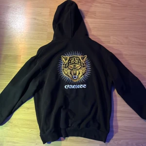 Wolf hoodie - En häftig hoodie med en varg på baksidan med texten (careless) och samma text på framsidan utan vargen :) 