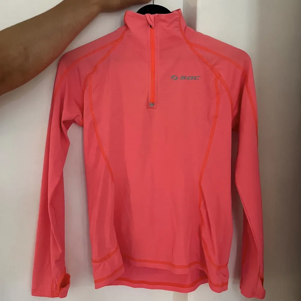 Tunn långärmad tränings tröja med 1/4 dragkedja. Färgen är korall/rosa. Används fåtal gånger, mycket bra skick!. Toppar.