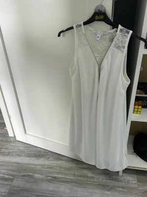 Klänning - Säljer den här klänning köpte från Nelly och använd bara en gång. Bekväm och perfekt till sommaren. Normal i storlek Ica-butik i mycket bra skick!