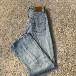 Ribcage straight jeans - Nu säljer jag mina Levi’s jeans då de aldrig kommit till användning! Helt oanvända och i storlek 23/32!💗
