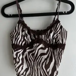 Ett brunt zebra linne ifrån Shein i storlek xs!🤎använd gärna ”köp nu”