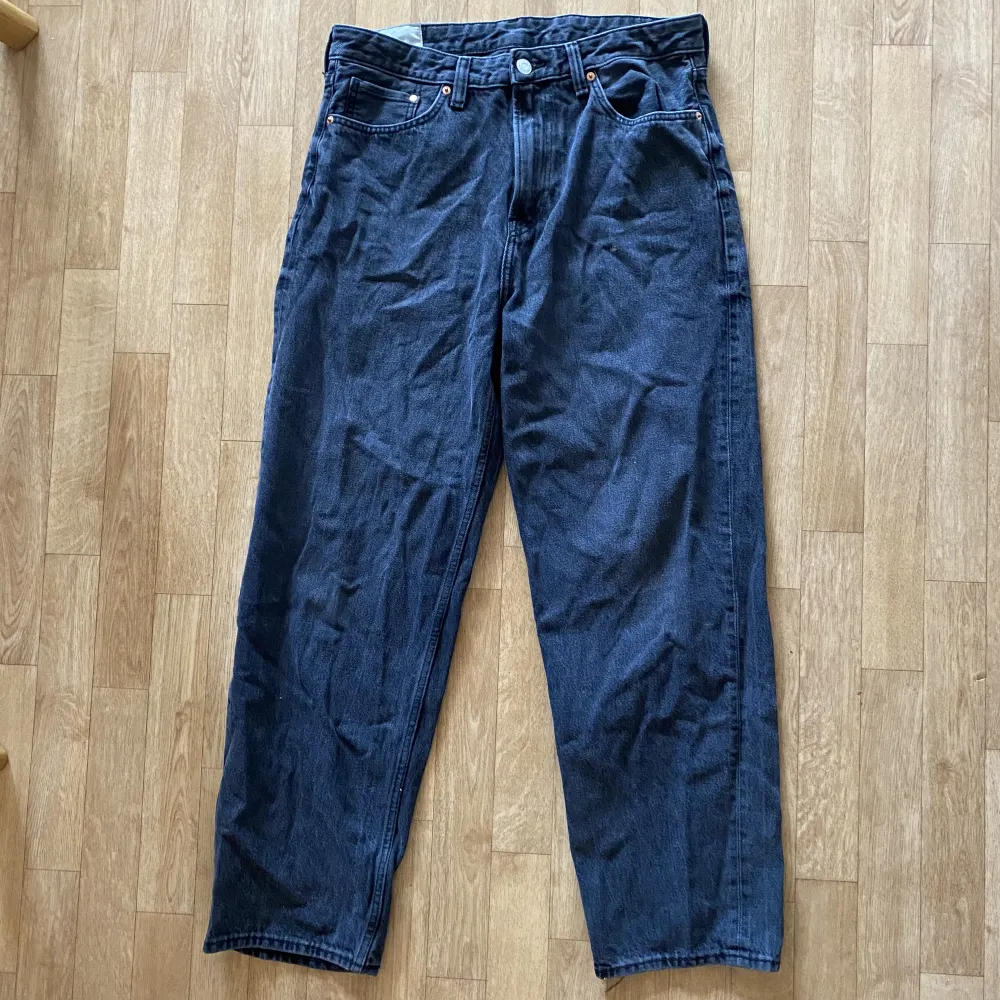 Svarta jeans med loose fit köpta från h&m. Väl använda, men för liten storlek nu. En synlig fläck, annars ok skick.. Jeans & Byxor.