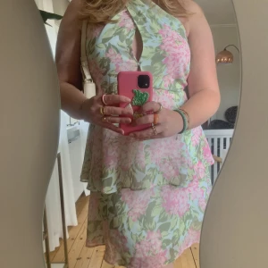 Sommarklänning - Fin oanvänd sommarklänning från Gina tricot med öppen rygg och som går att knyta på flera sätt i halsen! 