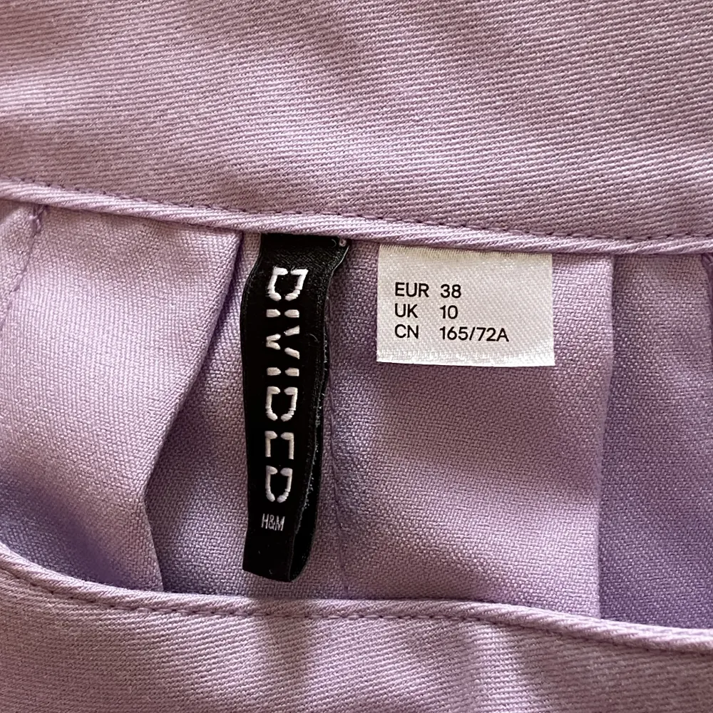 Säljer en plisserad kjol från H&M. Använd fåtal gånger och är i fint skick. Andra bilden visar färgen bäst🫶🏼Hör av er om ni funderar över midjemått/längd på kjolen eller likande🥰. Kjolar.