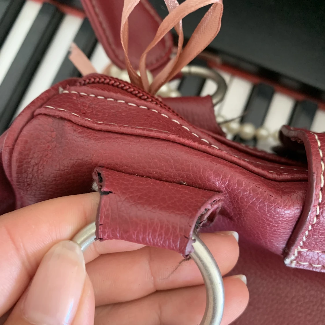 VinRöd axelväska  - 91