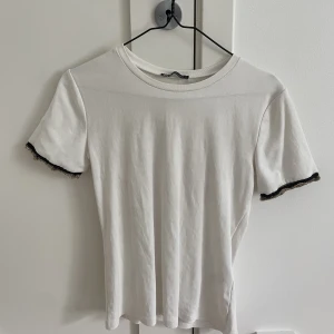 Söt T-shirt  - T-shirt med detalj på ärmen