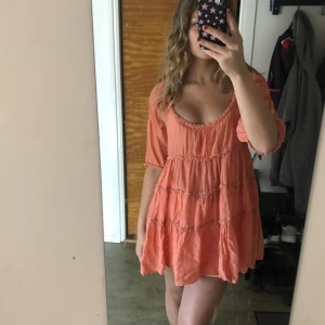 Sommarklänning - En super söt sommarklänning i en sån fin färg!🌺💋❤️Det står ingen storlek i känningen men passar troligen både som S och M.