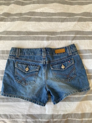 Jeansshorts  - Skit snygga och unika jeansshorts från Tommy Hilfiger, vintage. Ser ingen storlek på men skulle gissa 34/36