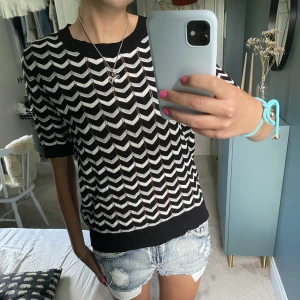 T-shirt - T-shirt med nice mönster, strl L men passar på mig som vanligtvis har S