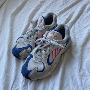 Adidas yung 1 sneakers - Ett par adidas yung 1 i gott skick men använda en del. :)