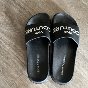 tofflor  - tofflor köpt på new yorker, använd nån gång bara. storlek 37 men passar 36