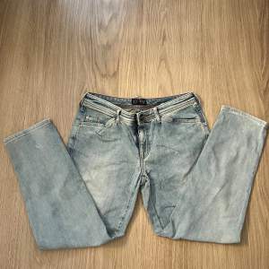 Lågmidjade jeans från Armani, rensar garderoben och vill bli av med allt, därav det billiga priset! De är ljusblåa, passar bra på mig som har w25/26. Använd gärna köp nu! ❤️