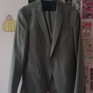 Kostym från zara - Originalpris 2000kr. Alldrig använt. Helt ny