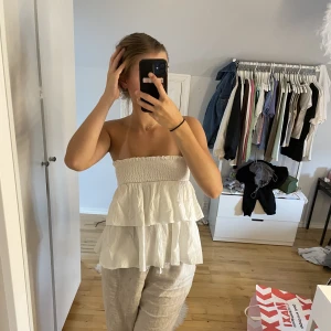 Multi topp som är både topp och kjol - Vit kjol som även går att använda som topp (bild 1) i storlek S, 70kr+frakt. Använd någon enstaka gång💕 kolla gärna in det andra jag säljer 