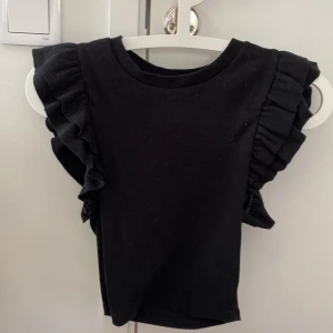 Volang tröja  - Säljer min volang tröja från zara då den inte kommer till användning.💞Köpt för ca 120kr och jag säljer för 80kr då den endast är använd 2 gånger❤️