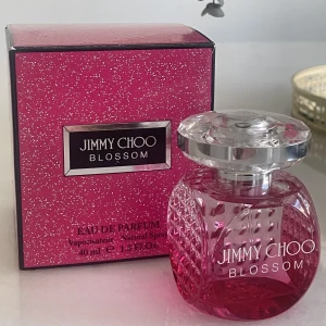 Jimmy Choi Blossom - Jimmy Choo Blossom, 40 ml. Rai de parfym. Är oanvänd och har sitt paket. 