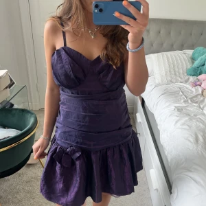 Klänning!  - Så så snygg klänning i lila metallic färg😍😍