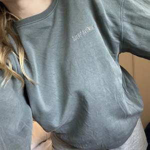 Djerf Avenue sweatshirt in washed grey!! Hardly worn so it’s in amazing condition.. this is a size XXL and I’m normally between a size XL-XXL in djerf avenue 😊 Originally price: 999kr