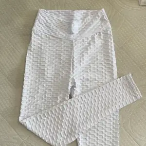 Vita tights med scrunch, storlek M, Frakt tillkommer 🙌 Paketpris är möjligt. Kolla in andra kläder i profilen så fixar vi en super deal 🥰