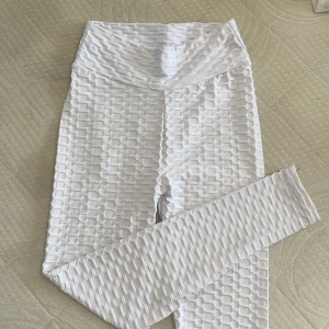 Tiktok tights  - Vita tights med scrunch, storlek M, Frakt tillkommer 🙌 Paketpris är möjligt. Kolla in andra kläder i profilen så fixar vi en super deal 🥰