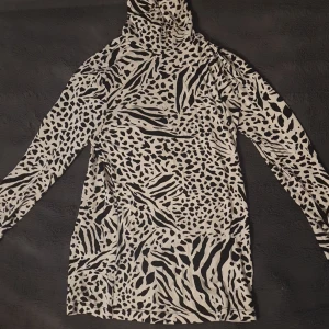 Svart vit trutle neck  - 💕En söt turtle neck/polo tröja ifrån H&M, den e en XS men materialet är super stretchigt så borde passa upp till M, materialet är super lent💕