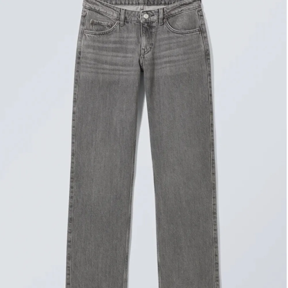 Low arrow jeansen från Weekday i färgen comet gray, säljer dom för att dom tyvärr är för stora och långa för mig. . Jeans & Byxor.
