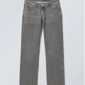 Low arrow jeans - Low arrow jeansen från Weekday i färgen comet gray, säljer dom för att dom tyvärr är för stora och långa för mig. 