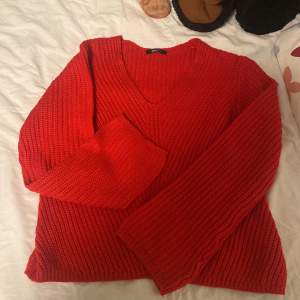 Tjock tröja från ginatricot i storlek M, fin röd färg, skönt material 