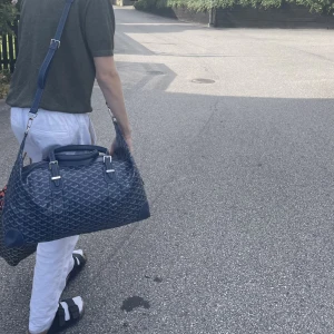 Goyard väska - Säljer min goyard travel bag, helt ny bara använde en enstaka gång. Allt är i toppskick inga defekter alls😊, dustbag följer med🙌🏽mer bilder finns vid intresse🙂