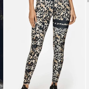 Springer byxor - Jättefina tränings byxor! Använda några gånger, men säljer dom då jag inte använder dom längre. Fint leopardmönster. Inga defekter som hål eller slitningar. Nypris 800kr. 