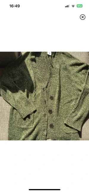 💚grön kofta💚 - Säljer denna kofta köpt jär innan på plick, Är från Asos💚 Stor i passfromen så passar de flesta beroende på yur man vill att den ska sitta! Skicka om du har frågor/ vill ha fler bilder❣️