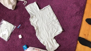 Croppad mintgrön t-shirt - Säljer en croppad, kort mintgrön/ljusgrön t-shirt från HM - HELT oanvänd. Strl S. Den första bilden visar en likadan som är använd, men det är den oanvända som säljs. Brukar vika upp ärmarna. Superskön. 