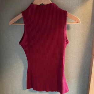 Långt linne stl S - Avklippt krage. Rätt långt och tight