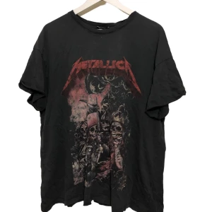 Metallica T-shirt  - Oversized Metallica T-shirt från deras Asia tour 2013.  Metallica x Bershka. Storlek: L 🙌