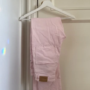 Ljusrosa jeans - Jag säljer mina högmidjade ljusrosa jeans med slits från Gina Tricot.🌸 De är i nyskick och så fina och jag hoppas att de får ett nytt hem hos någon. Jeansen sitter perfekt på mig som har storlek 36 och är 172 cm lång. Köpta för 500 kr.💌
