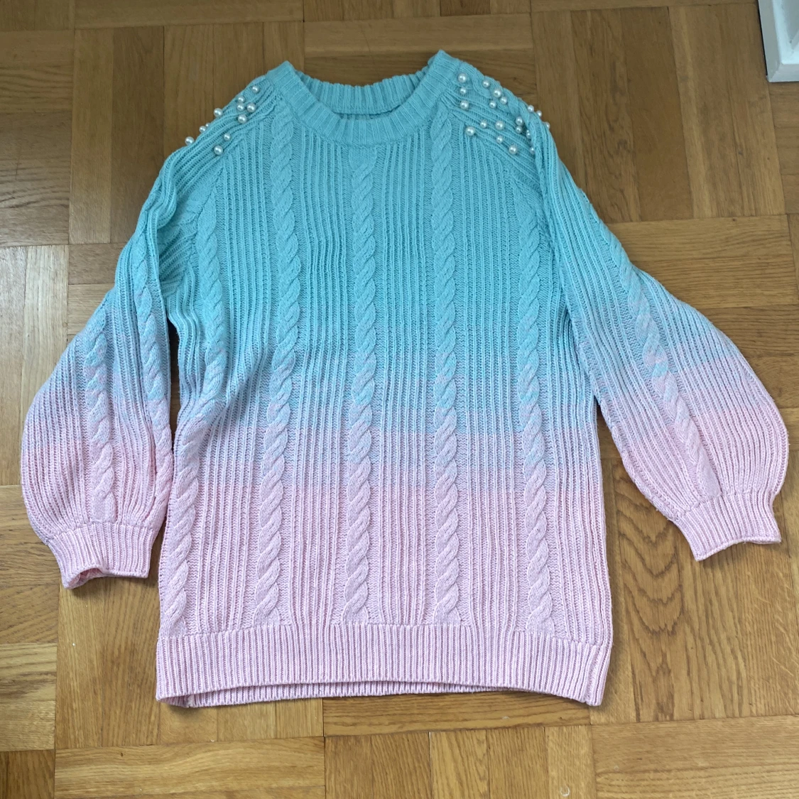 Stickad tröja i pastellfärger