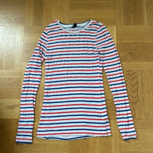 Randig långärmad topp - I en lång modell med skön bomull  Från Gina Tricot Storlek XS