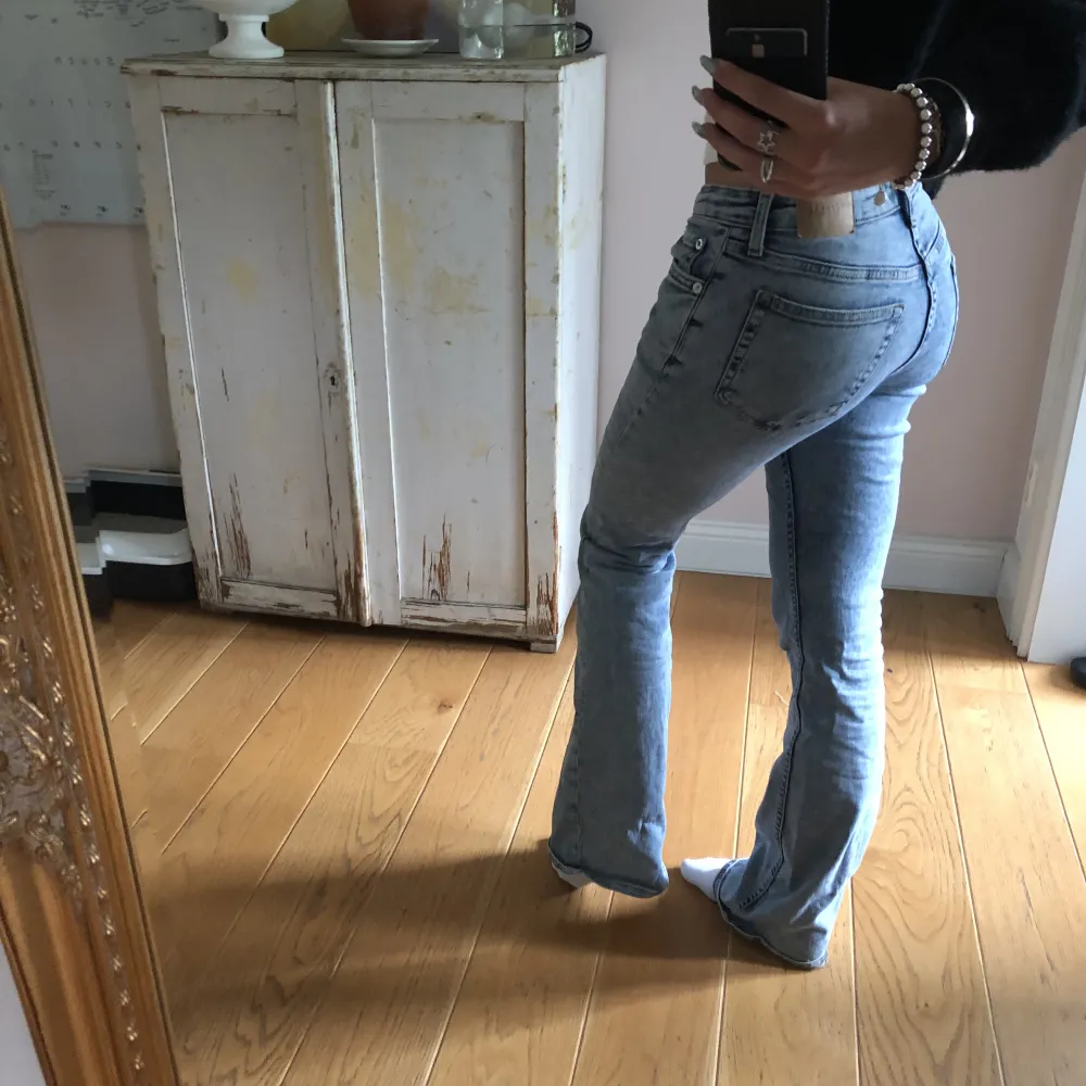 Säljer dessa super fina Weekday jeans! Knappt använda💗 low waist och bootcut! Dom är storlek w26,står inte längd men är långa på mig och jag är 166💗. Jeans & Byxor.