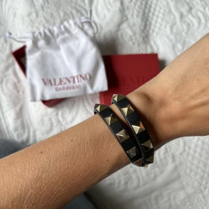 Valentino armband  - Säljer mitt valentino armband köpt i juni förra året och i princip aldrig använt. Inget slitage eller liknande ❤️ kvitto finns 